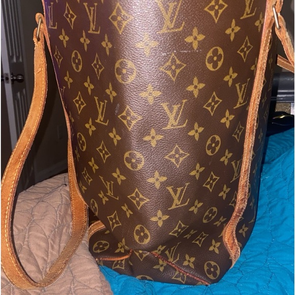 Authentic Louis Vuitton very nice bag. I have had it a while not using … - Picture 11 of 16